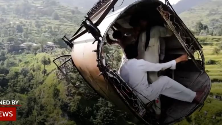 انقطع الكابل وهم في الهواء.. فيديو مرعب يظهر كيف علق أشخاص لـ14 ساعة داخل عربة متدلية بباكستان