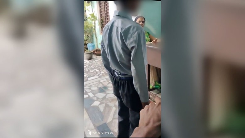فيديو ضرب وصفع طلاب لزميلهم المسلم بطلب المعلمة في الهند يثير غضبًا واسعًا.. والأخيرة: "هذه مؤامرة والمقطع معدّل"