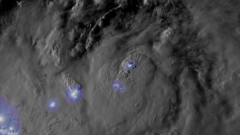 مقاطع مذهلة من أقمار صناعية تُظهر تشكيل إعصار إداليا من الفضاء