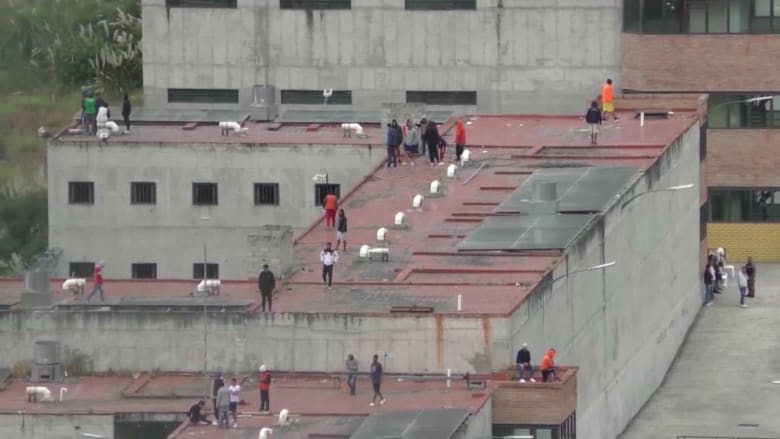 سجناء من 6 سجون في الإكوادور يطلقون سراح 57 رهينة من الشرطة