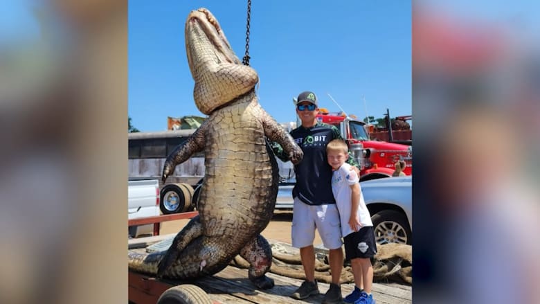 معركة تجاوزت 4 ساعات.. شاهد كيف اصطاد 3 رجال تمساحًا ضخمًا بوزن 400 كيلوغرام في فلوريدا
