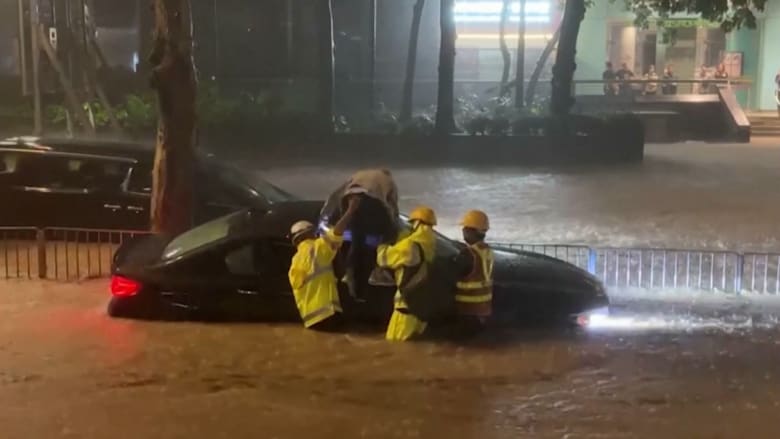 أغرقت الشوارع وحولتها إلى أنهار.. فيديو يُظهر ما فعلته الأمطار الغزيرة في هونغ كونغ