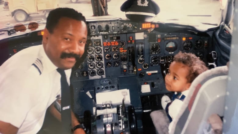 بعد نحو 30 عاما.. طيار وابنه يعيدان إنشاء صورتهما داخل طائرة