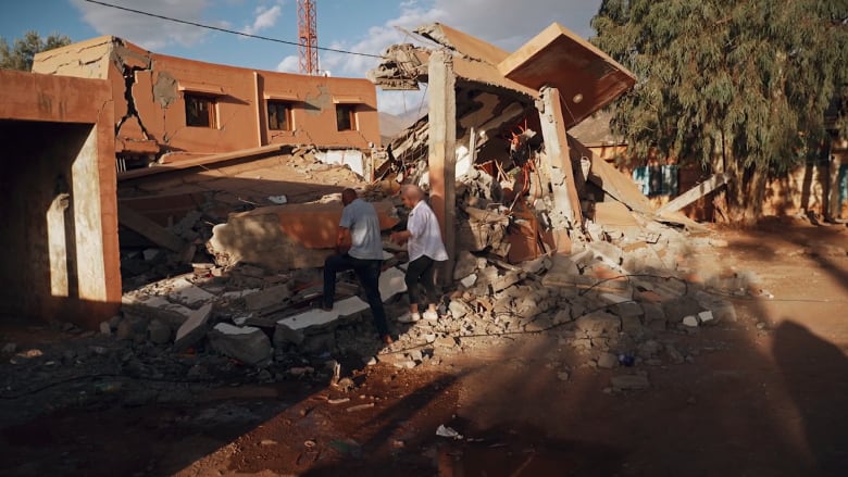 زلزال المغرب.. شاهد كيف أنقذ ممرض مغربي زميلته من تحت الأنقاض