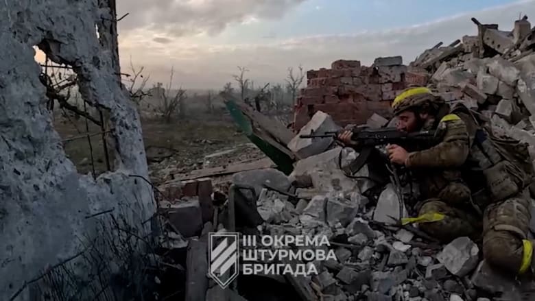 كاميرا خوذة جندي أوكراني تُظهر معارك ضارية لتحرير قرية من الجيش الروسي