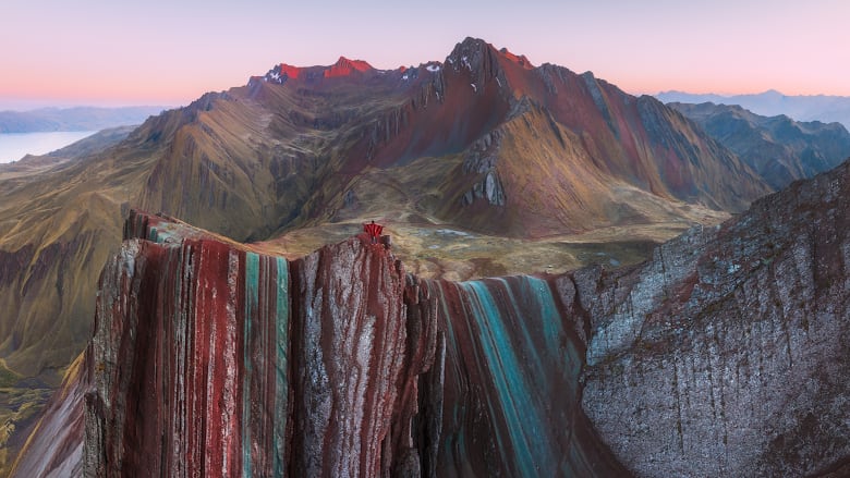 "أعجوبة طبيعية".. هكذا يبدو جبل قوس قزح في بيرو