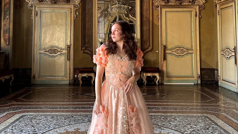 تعيش حياة الأميرات..إيطالية تكشف كيف هي الحياة في قلعة عمرها 900 عام بإيطاليا