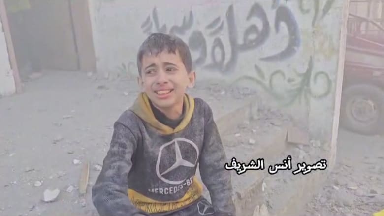 الغبار غطى وجوههم.. شاهد أطفال فلسطينيون يبكون بعد غارة إسرائيلية على غزة