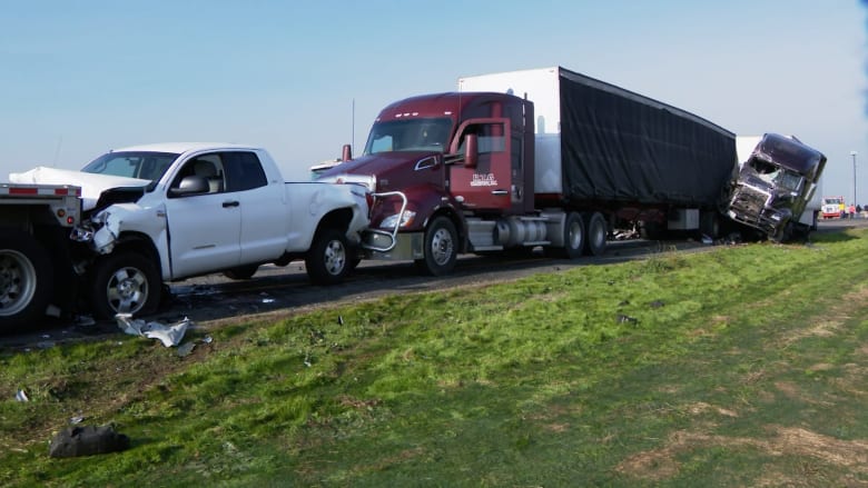 35 شاحنة وسيارة مشاركة.. شاهد ما حدث بعد وقوع اصطدام مروري هائل بسبب الضباب