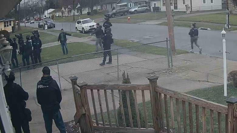 كاميرا تُظهر لحظة اقتحام الشرطة لمنزل بقنابل مضيئة مع وجود رضيع على جهاز التنفس الصناعي