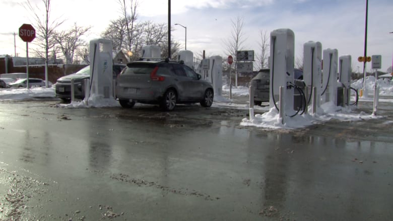 "لا تناسبني ومستعدة لإرجاعها".. شاهد ردة فعل سيدة بعد تجربتها لسيارة كهربائية في البرد