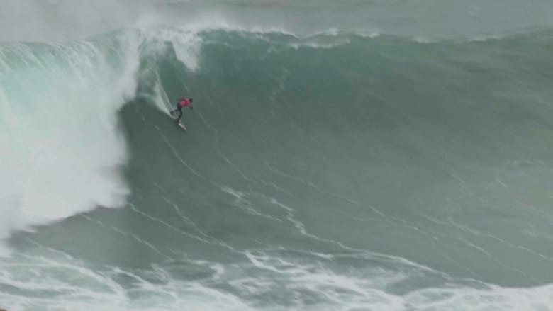 وصل ارتفاعها 40 قدمًا.. شاهد لقطات من تحدي ركوب أكبر الأمواج في العالم