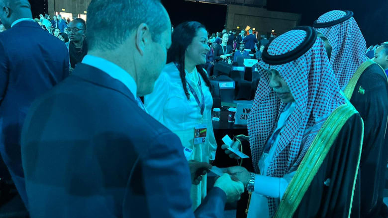 "يمكننا صنع التاريخ معًا".. لحظة لقاء وزيري اقتصاد السعودية وإسرائيل في أبوظبي