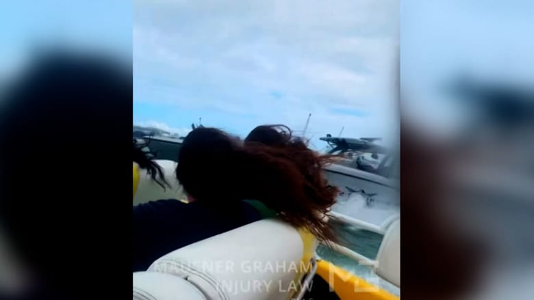 ارتطما بشكل عنيف…شاهد اصطدام قاربين محملين بالركاب وسط الماء في ميامي