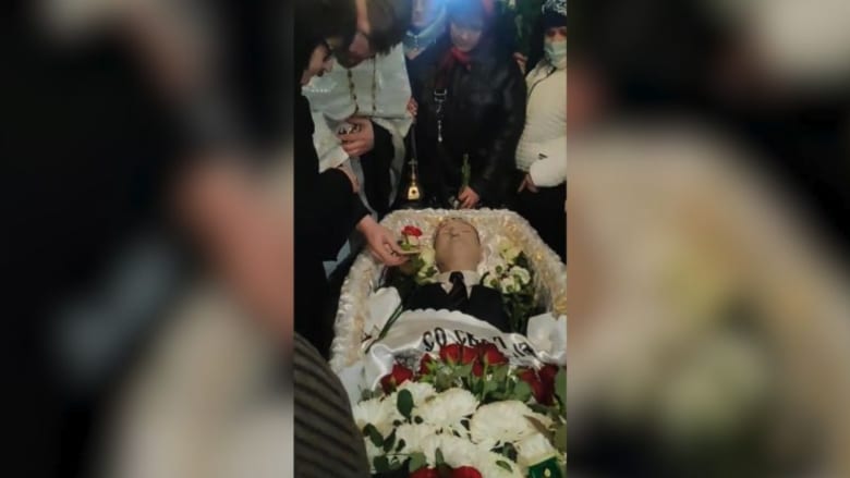 والدة نافالني أمام نعش ابنها أثناء الجنازة