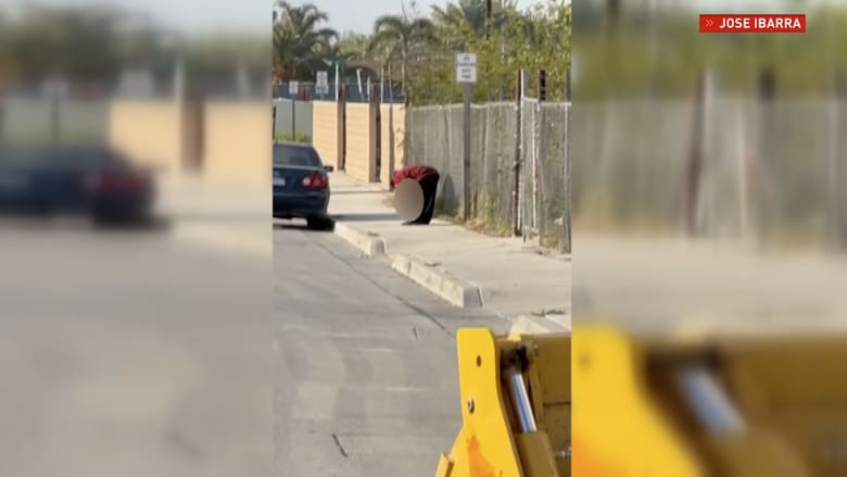 فيديو مفزع يظهر رجلا يأكل ساقا بشرية بترت في حادث قطار بكاليفورنيا