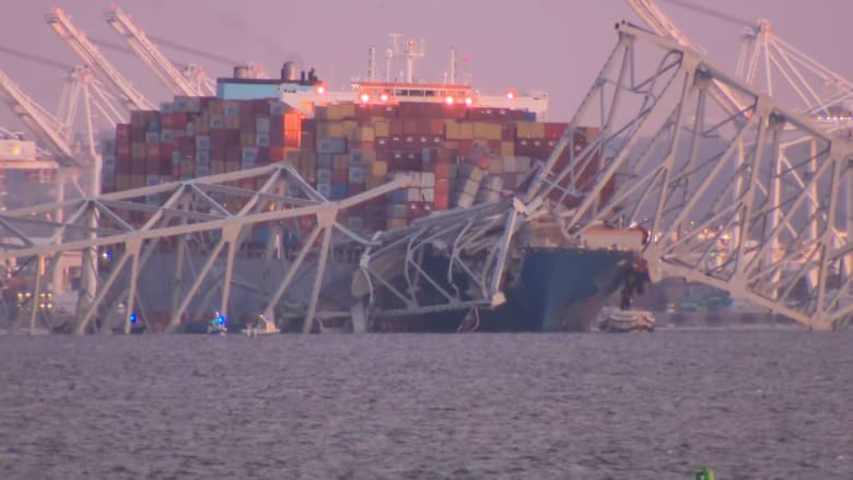 مراسل CNN يرصد الآثار الصادمة لانهيار جسر بأمريكا بعد اصطدام سفينة شحن به