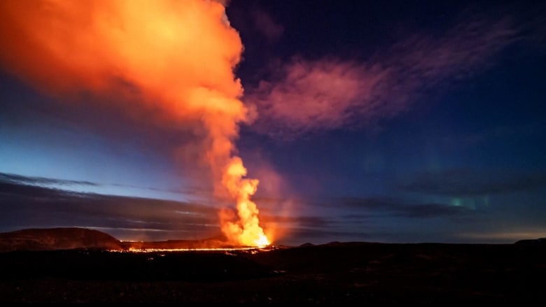 فيديو رائع يرصد ثوران بركان أمام الشفق القطبي في آيسلندا