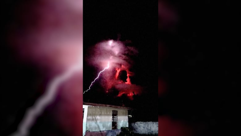 حمم ملتهبة وصواعق برق اخترقت سحبا سوداء.. شاهد لحظة ثوران بركان في إندونيسيا