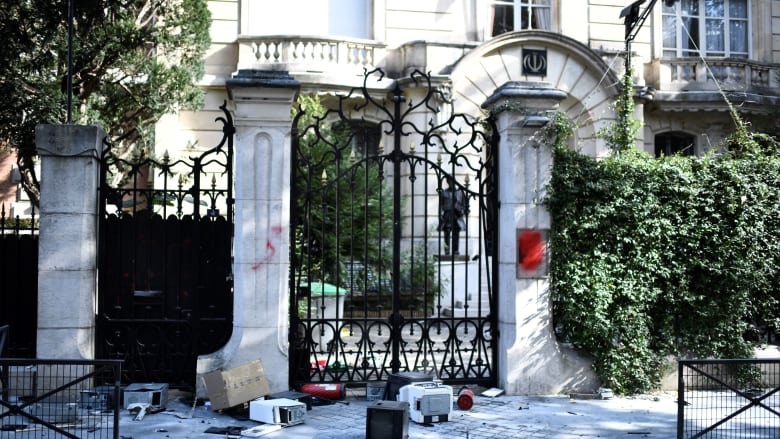 شرطة باريس: رجل يحمل قنبلة يدوية أو سترة ناسفة يدخل القنصلية الإيرانية