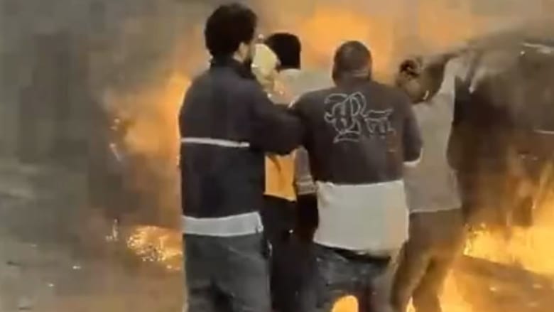 كاميرا ترصد اللحظة الدرامية لإنقاذ رجل من سيارة تلتهمها النيران