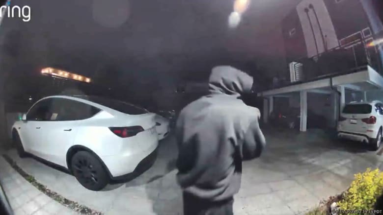مشهد صادم.. رجل يتجول أمام منزل ويوجه المسدس نحو كاميرا الباب مباشرة