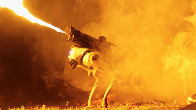 أثار مخاوف من استخدامه “سلاح حرب”.. كلب آلي ينفث اللهب حوالي 10 أمتار