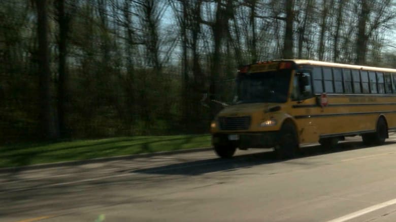 طالب ينقذ حافلة مدرسية من حادث مروري بعد تعرض السائقة لوعكة صحية
