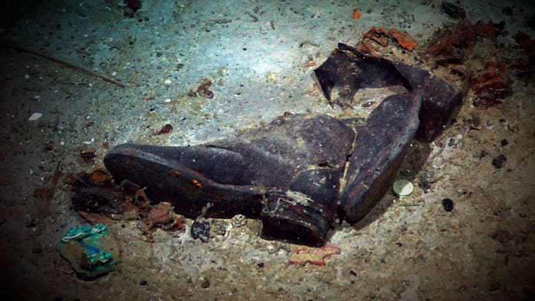أحذية كانت ترتديها جثث قبل اختفائها.. شاهد ما عُثر عليه في موقع غرق سفينة تيتانيك في قاع المحيط