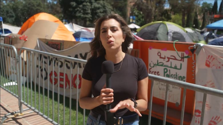طلاب في جامعة كاليفورنيا يتظاهرون دعمًا للفلسطينيين.. شاهد ما رصدته كاميرا CNN