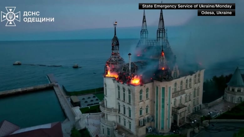 شاهد.. تضرر مبنى "قلعة هاري بوتين" بهجوم روسي في أوكرانيا