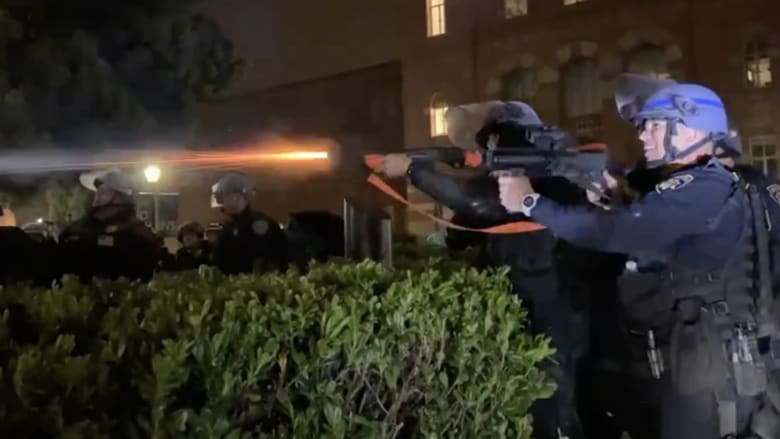 فيديو يظهر الشرطة الأمريكية تطلق الرصاص المطاطي على المتظاهرين في جامعة كاليفورنيا
