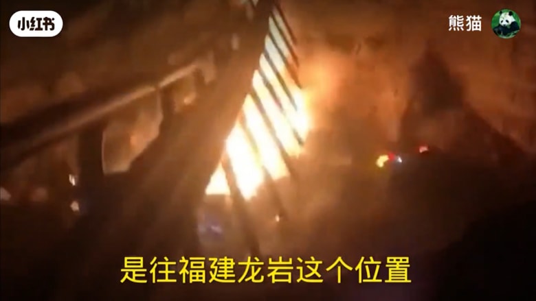 السيارات سقطت بركابها في الوادي.. فيديو يظهر لحظة انهيار طريق جبلي في الصين