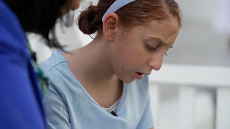 طفلة فلسطينية تنهال بالبكاء متوسلة إخراج مَن تبقّى من عائلتها بغزة: "عليّ حمايتهم"