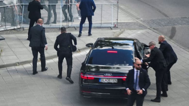 فيديو يظهر نقل رئيس وزراء سلوفاكيا إلى سيارة بعد إطلاق النار عليه عدة مرات