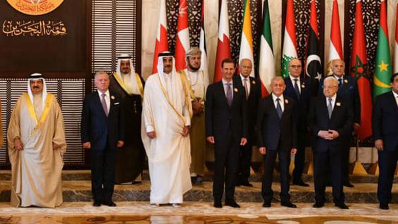 أمير قطر بجوار بشار الأسد بالصورة التذكارية للقمة العربية وسط تفاعل