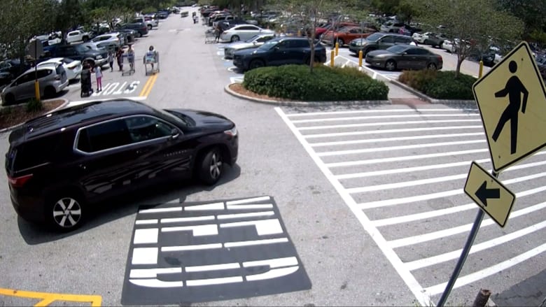 فيديو لطفلة نسيها والدها في سيارته الساخنة.. شاهد ما حدث لها بآخر لحظة