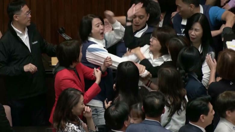 كاميرا ترصد لحظات عراك وفوضى في برلمان تايوان.. والسبب مناقشة إصلاحات في القاعة
