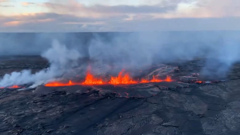 أول مشاهد لثوران بركان كيلاويا في هاواي.. شاهد كيف قذف الحمم البركانية