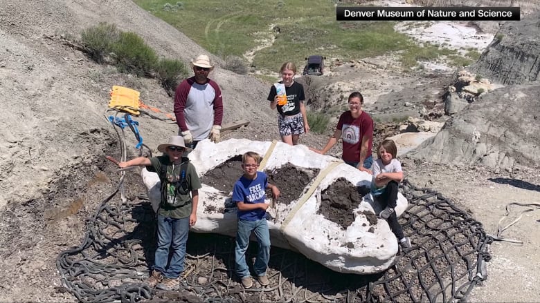 رحلة في الطبيعة تتحوّل إلى اكتشاف مذهل.. ثلاثة أولاد يعثرون على أحفورة تيرانوصور ريكس نادرة
