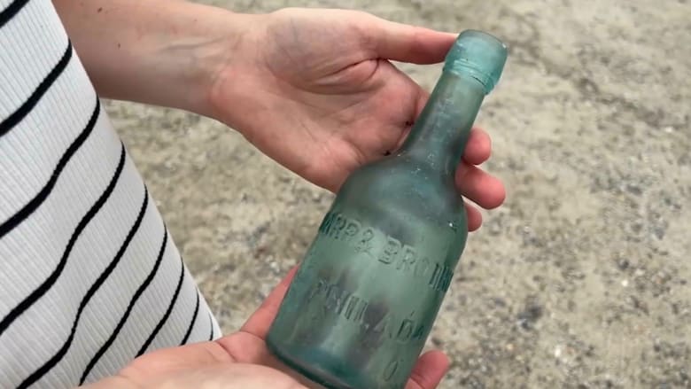قد تكون الأقدم في العالم.. شاهد ما عثرت عليه امرأة داخل زجاجة مقفلة على شاطئ