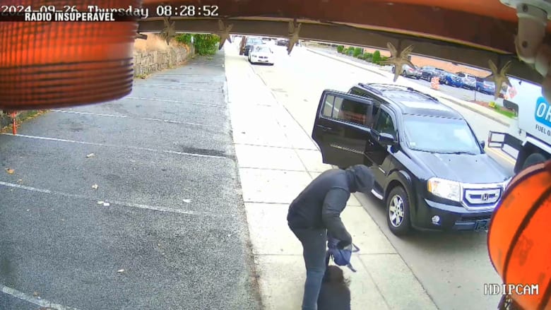  شاهد ما فعله مسلح مقنع بامرأة خرجت من متجر للصرافة