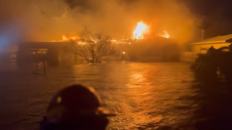 فيديو درامي يُظهر منزلًا مشتعلًا وسط الفيضانات في فلوريدا