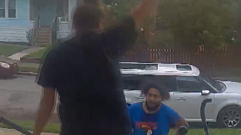 رجل يهاجم زوجين ويحاول اختطاف ابنتهما من داخل منزلهما في وضح النهار