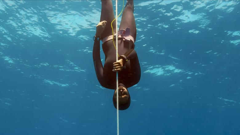 بعمق 66 مترًا.. شاهد سعودية مصرية تُحقق أرقامًا قياسية في عالم الغوص الحر