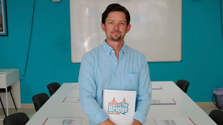 هذا الرجل الأمريكي يعلّم الإنجليزية على جزيرة بإسبانيا