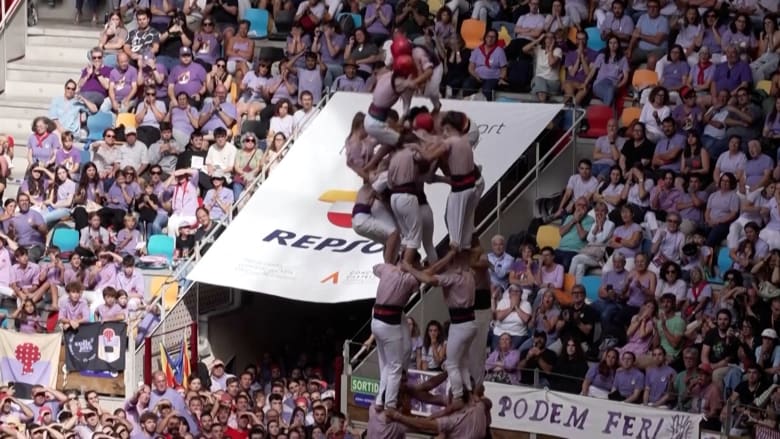 تساقطوا واحدًا تلو الآخر.. فيديو يظهر انهيار "أبراج بشرية" في مسابقة بإسبانيا