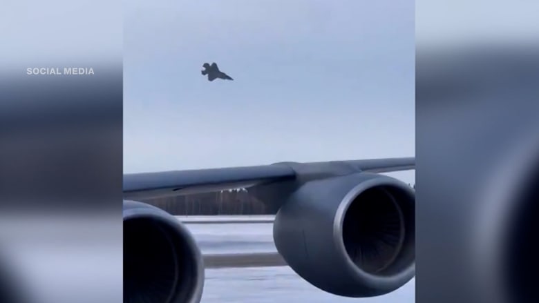 هوت وتحولت لكرة لهب.. شاهد تحطم طائرة إف-35 في قاعدة جوية بألاسكا