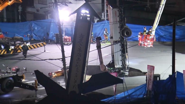 شاهد لحظة ابتلاع حفرة مفاجئة لافتة مطعم وأعمدة كهرباء أثناء مهمة إنقاذ في اليابان