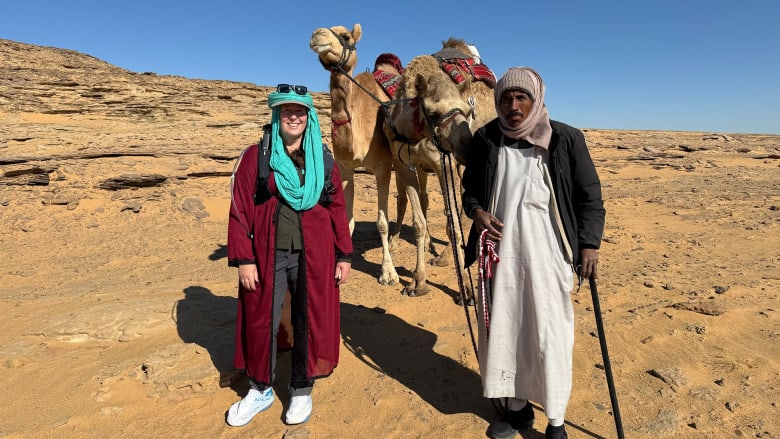 لماذا قرّرت مستكشفة بريطانية تبلغ من العمر 61 عامًا عبور السعودية مشيًا على الأقدام؟